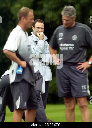 Celtic-Manager Martin O'Neill (Mitte) überschaut seine Spieler während eines Teamtrainings auf dem Barrowfield Training Ground, Glasgow, Schottland. Celtic-Manager Martin O'Neill erschien zum ersten Tag des Vorsaison-Trainings, trotz der intensiven Spekulationen, die seine Zukunft in den letzten Tagen umgeben hat. Der Ire besuchte selten das Barrowfield Trainingsgelände des Clubs, als die Vorbereitungen der Parkhead-Seite auf die neue Saison begannen. O'Neill soll der Favorit sein, der den entlassenen Leeds United Manager David O'Leary ersetzt. Stockfoto