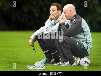 Keltischer Manager Martin O'Neill (links) saß mit Konditionstrainer Jim Hendry und überblickte seine Spieler während eines Teamtrainings auf dem Barrowfield Trainingsgelände in Glasgow, Schottland. * Celtic Manager Martin O'Neill erschien für den ersten Tag der Vorsaison Training, trotz der Intention, die seine Zukunft in den letzten Tagen umgeben hat. Der Ire besuchte selten das Barrowfield Trainingsgelände des Clubs, als die Vorbereitungen der Parkhead-Seite auf die neue Saison begannen. O'Neill soll der Favorit sein, der den entlassenen Leeds United Manager David O'Leary ersetzt. Stockfoto