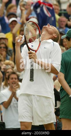 NUR FÜR REDAKTIONELLE ZWECKE, KEINE KOMMERZIELLE VERWENDUNG. Der Spitzensaat Lleyton Hewitt aus Australien feiert, nachdem er Sjeng Schalken aus Holland im Viertelfinale der Herren auf dem Court One in Wimbledon besiegt hat. *....die fünf Set-Epos sahen Hewitt verlieren ein Set zum ersten Mal im Turnier 6:2/6:2/7:6/1:6/7:5 Stockfoto