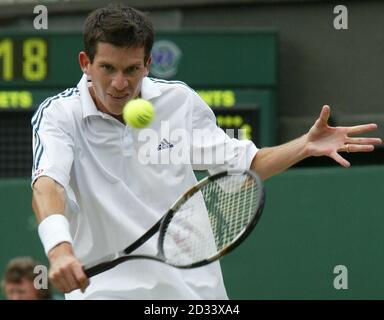 NUR FÜR REDAKTIONELLE ZWECKE, KEINE KOMMERZIELLE VERWENDUNG. Der Brite Tim Henman im Halbfinale der Herren gegen den Spitzensaaten Lleyton Hewitt aus Australien am Centre Court in Wimbledo. Stockfoto