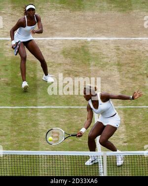 Die Schwestern Venus und Serena Williams aus den USA im Kampf gegen Tina Krizan und Katarina Srebotnik aus der Slowakei im Viertelfinale des Damendoppel am ersten Platz in Wimbledon. Stockfoto