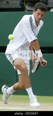 NUR FÜR REDAKTIONELLE ZWECKE, KEINE KOMMERZIELLE VERWENDUNG. Der Brite Tim Henman im Halbfinale der Herren gegen den Spitzensaaten Lleyton Hewitt aus Australien am Centre Court in Wimbledon. Stockfoto