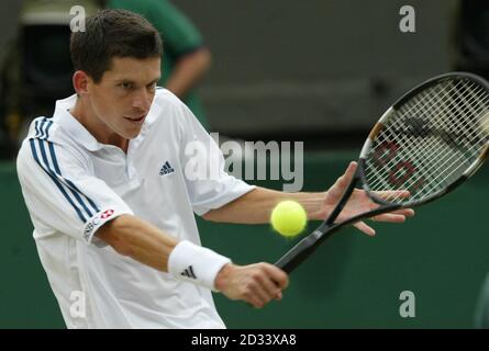 NUR FÜR REDAKTIONELLE ZWECKE, KEINE KOMMERZIELLE VERWENDUNG. Der Brite Tim Henman im Halbfinale der Herren gegen den Spitzensaaten Lleyton Hewitt aus Australien am Centre Court in Wimbledon. Stockfoto