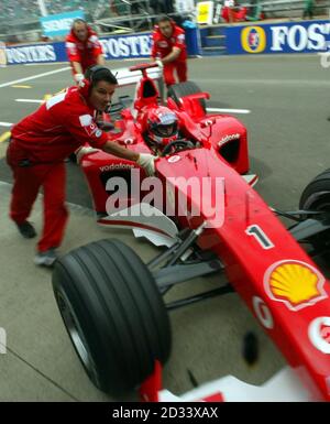 Der deutsche Michael Schumacher in seinem Ferrari wird während des Qualifyings für den britischen Grand Prix in Silverstone in die Garage gerollt. Schumacher wurde Dritter hinter Montoya, der die Pole-Position für den Grand Prix gewann. Stockfoto