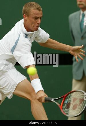 NUR FÜR REDAKTIONELLE ZWECKE, KEINE KOMMERZIELLE VERWENDUNG. Der weltbeste Aussaat Lleyton Hewitt aus Australien im Kampf gegen David Nalbandian aus Argentinien beim Finale der Herren-Singles in Wimbledon. * die Tennismeisterschaften im All England Lawn Tennis Club sind das erste Mal, dass Nalbandian auf dem Rasen Tennis gespielt hat. Stockfoto