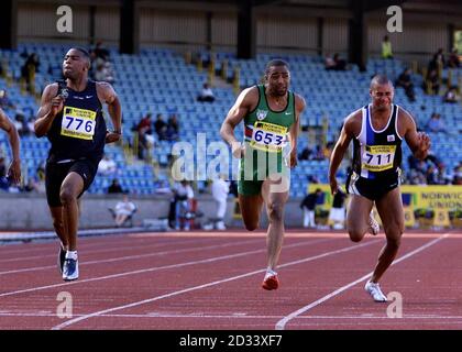 Mark Lewis-Francis (links) gewinnt die 100 Meter gegen Darren Campbell (Mitte) und Jason Gardener in den Norwich Union European Trials und AAA Championships im Alexandra Stadium in Birmingham. Stockfoto