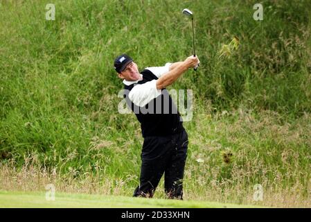 Der englische Nick Faldo spielt am dritten Tag der 131. Open Championship in Muirfield, Schottland, aus dem Rough am zweiten Loch. Stockfoto