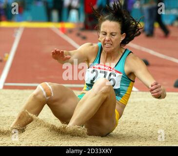 Die Australier Jane Jamieson landet bei ihrem Weitsprungversuch im Heptathlon während der Commonwealth Games 2002 im City of Manchester Stadium in Manchester. Stockfoto