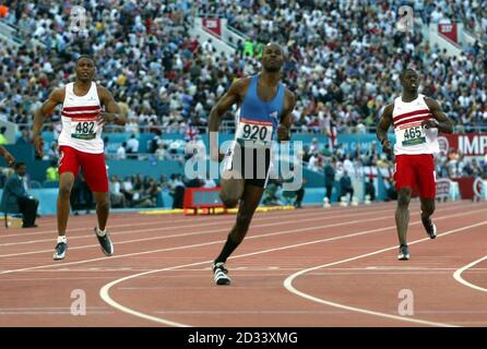 Kim Collins gewinnt das 100 Meter große Finale der Herren, als die Engländer Mark Lewis Francis (links) und Dwain Chambers im Commonwealth Stadium in Manchester zusammenbrechen. Stockfoto