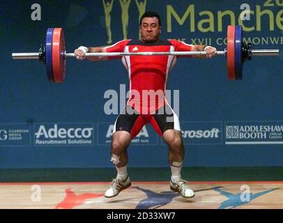 Andy Joy aus Wales in Aktion während der Schnappen im 94 kg schweren Männer-Gewichtheben-Finale bei den Commonwealth Games 2002, MICC, Manchester. Stockfoto