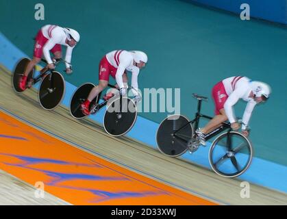 England (l/r) Andy Slater, Jamie Staff und Jason Queally in Aktion, während des Commonwealth Games Männer Team Sprint Halbfinale, auf dem Velodrome, Manchester. Stockfoto