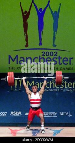 Englands David Guest hebt während des 94 kg schweren Clean and Jerk Men's Gewichtheben Finales bei den Commonwealth Games 2002, MICC, Manchester, Freitag, 2. August 2002. Gast gewann das Silber für England im 94kg-Finale der Männer mit Landsmann Karl Grant, der sich Bronze im clean-and-Jerk holte. Stockfoto