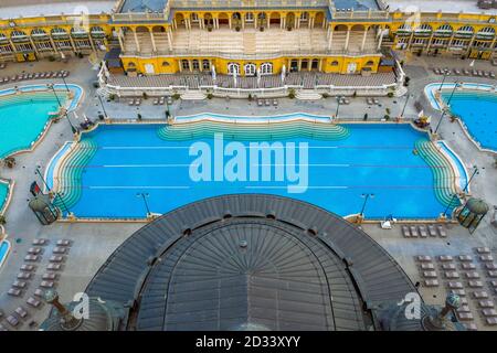 Europa, Ungarn, Budapest. Luftbild von einem Thermalbad in Budapest. Szechenyi Thermalbad im Stadtpark von Budapest. Stockfoto