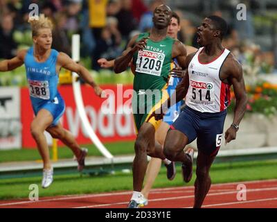 Dwain Chambers of Great Britain (rechts) gewinnt das European Athletics 100m Rennen in München. Stockfoto