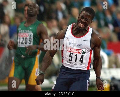 Freude für Dwain Chambers of Great Britain (rechts), als er das European Athletics 100m Rennen in München gewinnt. Stockfoto