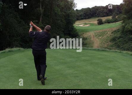 Darren Clarke aus Irland trifft seinen Abschlag auf den 15. Während der verzögerten zweiten Runde der Wales Open auf dem Wentwood Hills Course im Celtic Manor Resort, in der Nähe von Newport. Stockfoto