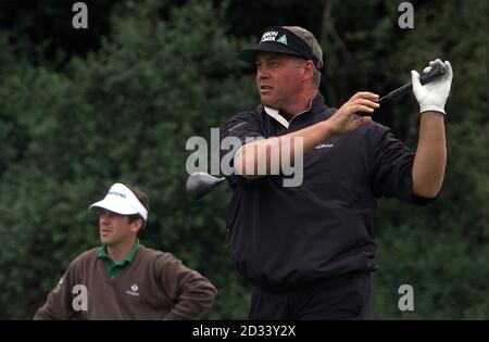 Darren Clarke aus Nordirland trifft seinen Abschlag auf den 17. Während der verzögerten zweiten Runde der Wales Open auf dem Wentwood Hills Course im Celtic Manor Resort, in der Nähe von Newport. Stockfoto