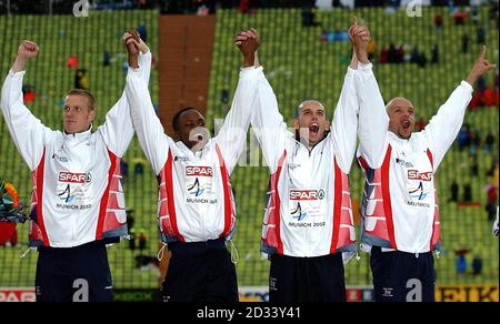 Die Briten (von L-R) Jared Deacon, Daniel Caines, Matt Elias und Jamie Baulch feiern den Gewinn der Goldmedaille in der 4x400-Staffel der Männer bei den Leichtathletik-Europameisterschaften in München. Stockfoto