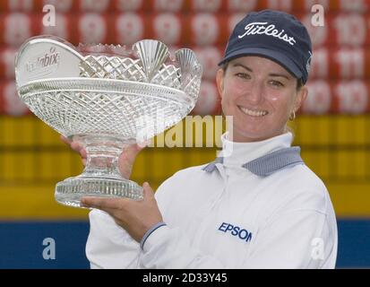 Australiens Karrie Webb hält die Trophäe nach dem Gewinn der Women's British Open in Turnberry in Schottland. Stockfoto