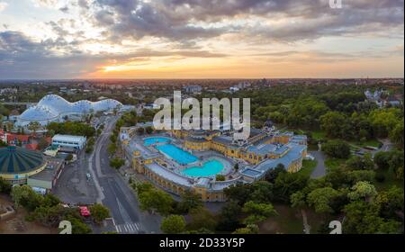 Europa, Ungarn, Budapest. Luftbild von einem Thermalbad in Budapest. Szechenyi Thermalbad im Stadtpark von Budapest. Stockfoto