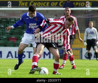 Paul Morgan (rechts) von Lincoln City kämpft gegen Brian Wake von Carlisle United während des Spiels der Nationwide Division Three auf dem Sincil Bank Ground von Lincoln um den Ball. Carlisle United besiegte Lincoln City mit 1:0. Stockfoto