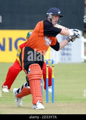 Yorkshire Phoenix Batsman Matthew Elliott spielt einen Angriffsschuss aus dem Bowling von Leicestershire Foxes Philip De Freitas während seiner Innings von 109 in der Norwich Union Division One Match in Grace Road, Leicester. Stockfoto