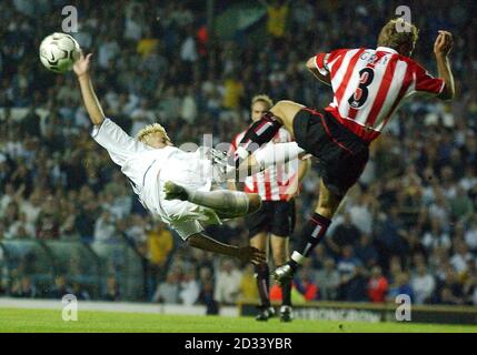 Alan Smith von Leeds United (links) kollidiert mit Michael Grey von Sunderland während des Spiels der FA Barclaycard Premiership in der Elland Road, Leeds. Sunderland besiegte Leeds United mit 1:0. Stockfoto