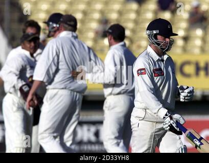 Warwickshire Spieler feiern im Hintergrund als Yorkshire Batsman Craig White geht aus niedergeschlagen, nachdem er von Warwickshire Dominic Ostler aus der Bowling von Jamie Spires für 53 Läufe während des zweiten Tages der Frizzell County Championship, Division One Spiel in Edgbaston, Birmingham gefangen. Stockfoto