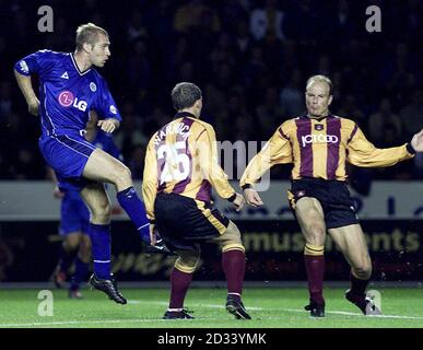 James Scowcroft (links) von Leicester City erzielt das vierte Tor, während die Verteidiger von Bradford City, Stephen Warnock (Mitte) und Robert Molenaar, während des Nationwide League Division One-Spiels im Walkers Stadium, Leicester, zusehen. Leicester City besiegte Bradford City 4:0. DIESES BILD KANN NUR IM RAHMEN EINER REDAKTIONELLEN FUNKTION VERWENDET WERDEN. KEINE INOFFIZIELLE CLUB WEBSITE VERWENDUNG.LEAGUE. Stockfoto