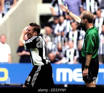 Craig Bellamy von Newcastle United (links) hält sich ungläubig in den Kopf, nachdem er vom Matchschiedsrichter Mike Riley (rechts) während des FA Barclaycard Premiership-Matches gegen Sunderland im Newcastle's St James' Park Stadium zum Tauchen gebucht wurde. Newcastle United besiegte Sunderland. DIESES BILD KANN NUR IM RAHMEN EINER REDAKTIONELLEN FUNKTION VERWENDET WERDEN. KEINE WEBSITE-/INTERNETNUTZUNG, ES SEI DENN, DIE WEBSITE IST BEI DER FOOTBALL ASSOCIATION PREMIER LEAGUE REGISTRIERT. Stockfoto