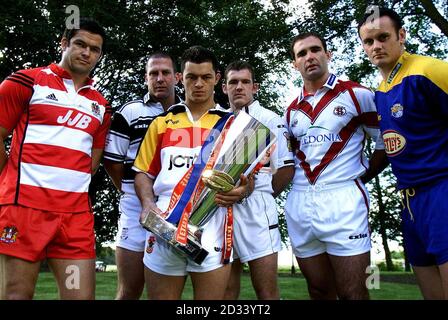 Rugby League Captain's beteiligt an den Top 6 Play off, der Tetley's Bitter Super League (von links nach rechts) Andy Farrell/Wigan Warriors, Jason Smith/ Hull F.C, Robbie Paul/Bradford Bulls (mit Trophäe) Danny Orr/ Castleford Tigers, Chris Joynt/St Helens und Francis Cummins/Leeds Rhinos, während einer Pressebefrag im Marriott Hotel, Worsley, Greater Manchester. Stockfoto