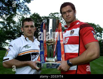 Rugby League Captain's Danny Orr (links) von Castleford Tigers und Andy Farrell von Wigan Warriors, die die Tetley's Bitter Super League Trophy während eines Pressekonsens im Marriott Hotel, Worsley, Greater Manchester, halten. Stockfoto