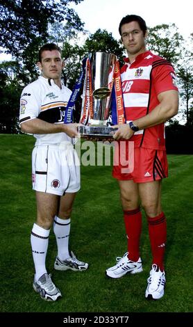 Rugby League Captain's Danny Orr (links) von Castleford Tigers und Andy Farrell von Wigan Warriors, die die Tetley's Bitter Super League Trophy während eines Pressekonsens im Marriott Hotel, Worsley, Greater Manchester, halten. Stockfoto