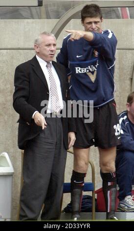 Sunderland-Manager Peter Reid (links) sieht so aus, als Niall Quinn während ihres FA Barclaycard Premiership-Matches gegen Aston Villa im Sunderland Stadium of Light sticht. DIESES BILD KANN NUR IM RAHMEN EINER REDAKTIONELLEN FUNKTION VERWENDET WERDEN. KEINE WEBSITE-/INTERNETNUTZUNG, ES SEI DENN, DIE WEBSITE IST BEI DER FOOTBALL ASSOCIATION PREMIER LEAGUE REGISTRIERT. Stockfoto