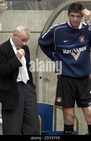 Sunderland-Manager Peter Reid mit Niall Quinn während ihres FA-Barclaycard-Premiership-Spiels im Sunderland Stadium of Light. Stockfoto