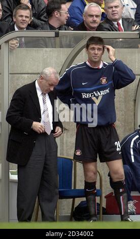 Sunderland-Manager Peter Reid mit Niall Quinn während ihres FA Barclaycard Premiership-Matches im Sunderland Stadium of Light. DIESES BILD KANN NUR IM RAHMEN EINER REDAKTIONELLEN FUNKTION VERWENDET WERDEN. KEINE WEBSITE-/INTERNETNUTZUNG, ES SEI DENN, DIE WEBSITE IST BEI DER FOOTBALL ASSOCIATION PREMIER LEAGUE REGISTRIERT. Stockfoto