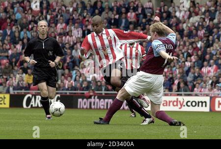 Juan Veron (rechts) von Manchester United wird während des UEFA Champions League-Gruppenspiel G in Old Trafford von Lille Fernando D'Amico herausgefordert. Stockfoto