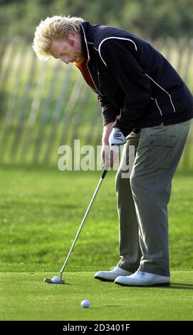 Der ehemalige Wimbledon-Tennissieger Boris Becker stellt sich bei der Dunhill Links Pro-am-Meisterschaft 2002 in St Andrews auf das Übungsgrün. * das Turnier wird auf drei Links-Plätzen in Rotation gespielt, dem Old Course in St Andrews, Championship Course in Carnoustie und dem Kingsbarns Golf Links Course. PA Foto : David Cheskin Stockfoto