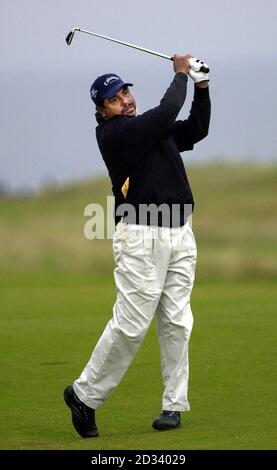 Eduardo Romero am 18. Bei der Dunhill Links Championship 2002 in St Andrews. Das Turnier wird auf drei Links-Plätzen in Rotation gespielt: Dem Old Course in St Andrews, Championship Course in Carnoustie und dem Kingsbarns Golf Links Course. Stockfoto