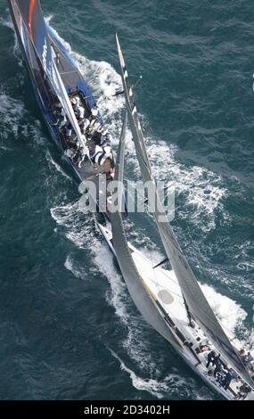 Das britische America's Cup Team GBR Challenge an Bord von Wight Lightning (unten) traf das Heck der amerikanischen oneworld Yacht USA-67 zu Beginn ihres Rennens im Hauraki Golf vor Auckland, Neuseeland. *... Sie führten ihre Strafe 360 Grad Turn kurz vor dem Überqueren der Ziellinie drei Minuten 22 Sekunden nach ihren Gegnern. Stockfoto