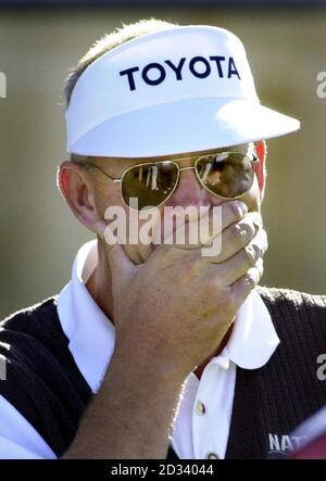 Sandy Lyle nach seinem ersten Schuss am letzten Tag der Dunhill Links Championship 2002 in St Andrews. Das Turnier wird auf drei Links-Plätzen in Rotation gespielt, dem Old Course in St Andrews, Championship Course in Carnoustie und dem Kingsbarns Golf Links Course. Stockfoto
