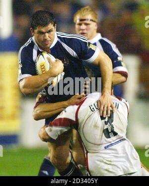 Andy Farrell von Wigan Warriors (links) wird von Martin Gleeson von St. Helens während des Halbfinalmatches der Tetley's Super League in der Knowsley Road angegangen. Stockfoto