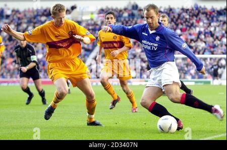 Ronald De Boer der Rangers (rechts) hält den Ball von David Cowan von Motherwell während ihres Bank of Scotland-Spiels in der Scottish Premier League im Ibrox Stadium, Glasgow. Stockfoto