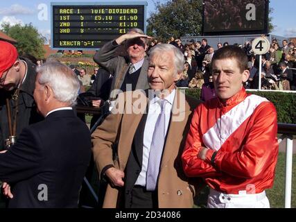 Der ehemalige Sieger der Champion Stakes, Lester Piggott (Mitte), mit Jockey Jonny Murtagh (rechts) bei Newmarket, Suffolk. Anlässlich der 125 Jahre Champion Stakes fand eine Präsentation statt. Stockfoto