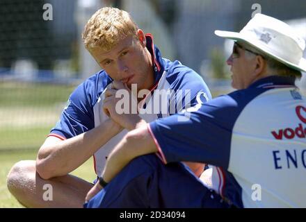 - KEIN KOMMERZIELLER GEBRAUCH: England-Cricketspieler Andrew Flintoff (links) hört Coach Duncan Fletcher in den Netzen auf dem WACA Ground, Perth, Australien. Stockfoto