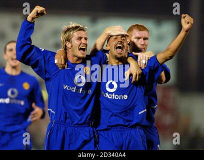 Juan Veron von Manchester United feiert sein Tor gegen Olympiakos mit David Beckham und Paul Scholes während des UEFA Champions League Group F-Spiels im Apollon Rizoupoli Stadium. DIESES BILD KANN NUR IM RAHMEN EINER REDAKTIONELLEN FUNKTION VERWENDET WERDEN. KEINE WEBSITE-/INTERNETNUTZUNG, ES SEI DENN, DIE WEBSITE IST BEI DER FOOTBALL ASSOCIATION PREMIER LEAGUE REGISTRIERT. Stockfoto