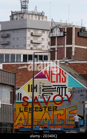 Leicester, Leicestershire, Großbritannien. Oktober 2020. Ein Künstler arbeitet 100 Tage nach der UKÕs Ankündigung der ersten lokalen Coronavirus-Pandemiesperre in der Stadt an einem Straßenbild. Credit Darren Staples/Alamy Live News. Stockfoto