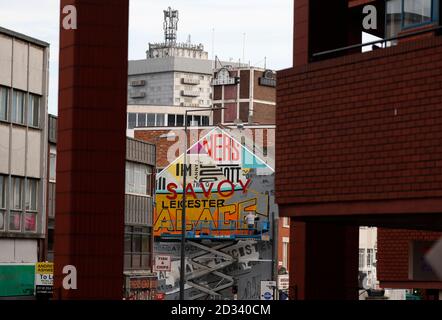 Leicester, Leicestershire, Großbritannien. Oktober 2020. Ein Künstler arbeitet 100 Tage nach der UKÕs Ankündigung der ersten lokalen Coronavirus-Pandemiesperre in der Stadt an einem Straßenbild. Credit Darren Staples/Alamy Live News. Stockfoto