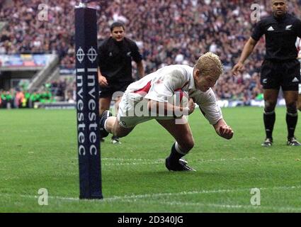 Lewis Moody geht rüber, um Englands ersten Versuch während Englands Sieg 31-28 während ihres Internationalen Freundschaftsspiel in Twickenham in London zu erzielen. Stockfoto