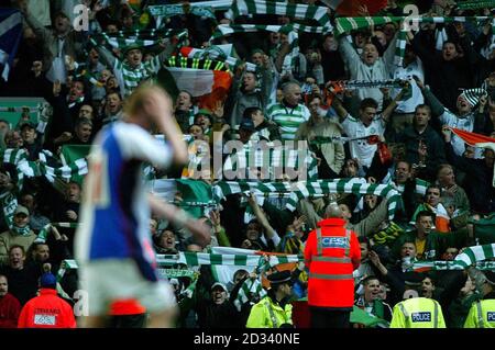 Blackburn Rovers Damian Duff verlässt das Spielfeld, während Celtic-Fans ihren 2-0-Sieg feiern, während ihres UEFA Cup 2nd Round, 2nd Leg Spiels im Ewood Park, Blackburn. DIESES BILD KANN NUR IM RAHMEN EINER REDAKTIONELLEN FUNKTION VERWENDET WERDEN. KEINE WEBSITE-/INTERNETNUTZUNG, ES SEI DENN, DIE WEBSITE IST BEI DER FOOTBALL ASSOCIATION PREMIER LEAGUE REGISTRIERT. Stockfoto